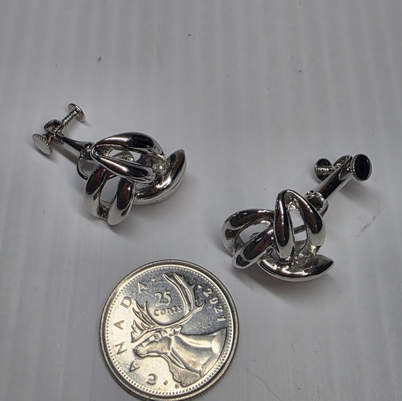Silver toned knot chunky geometrical floral swirl clip on screw back Earrings - Picture 8 of 9